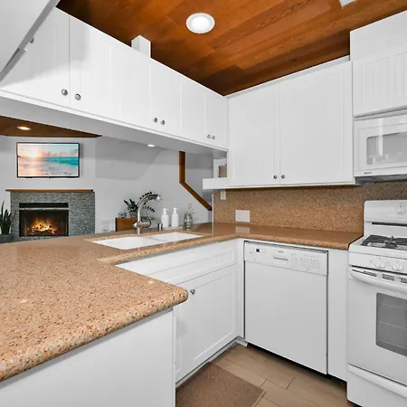4 Bedroom Home In Quiet Neighborhood Near Beach